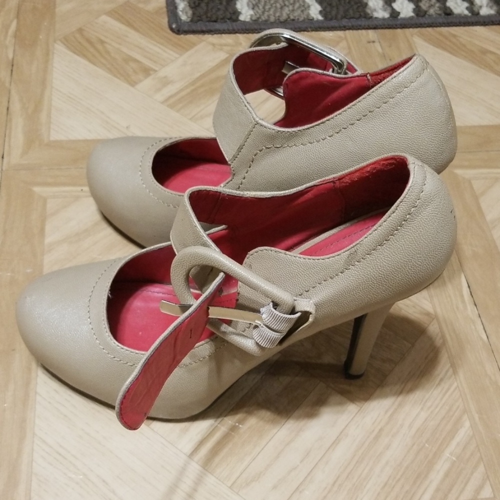 Heels - Picture 3 of 8